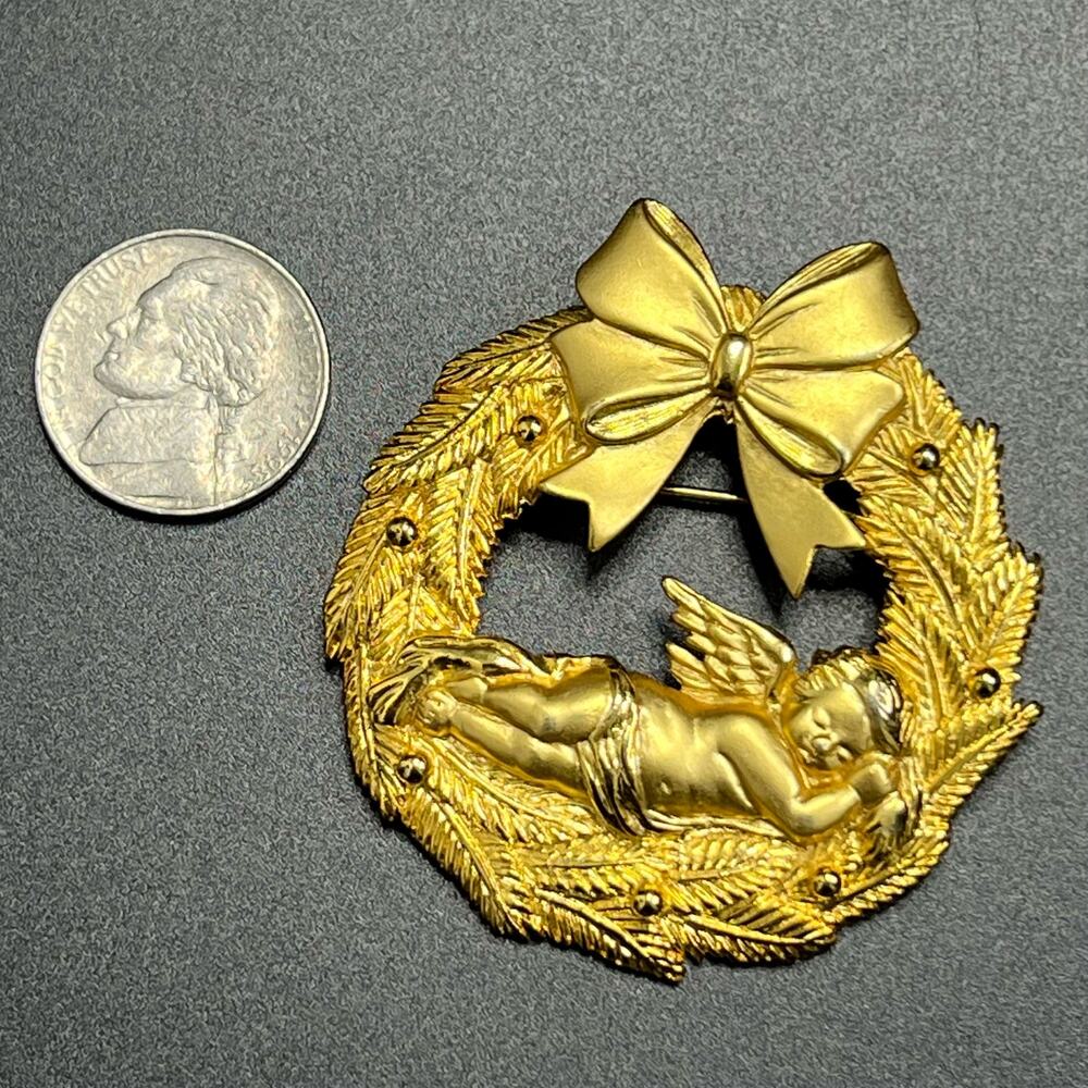 Vintage JJ Signed Cherub Wreath Gold Tone  Brooch Pin Christmas